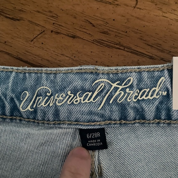 NWT size 6/28R light wash jean shorts by universal threads - Picture 2 of 3